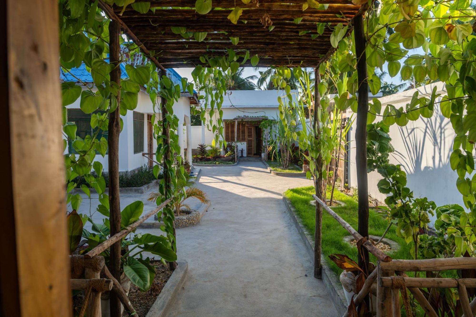 Mafia Island Bungalows Utende Экстерьер фото