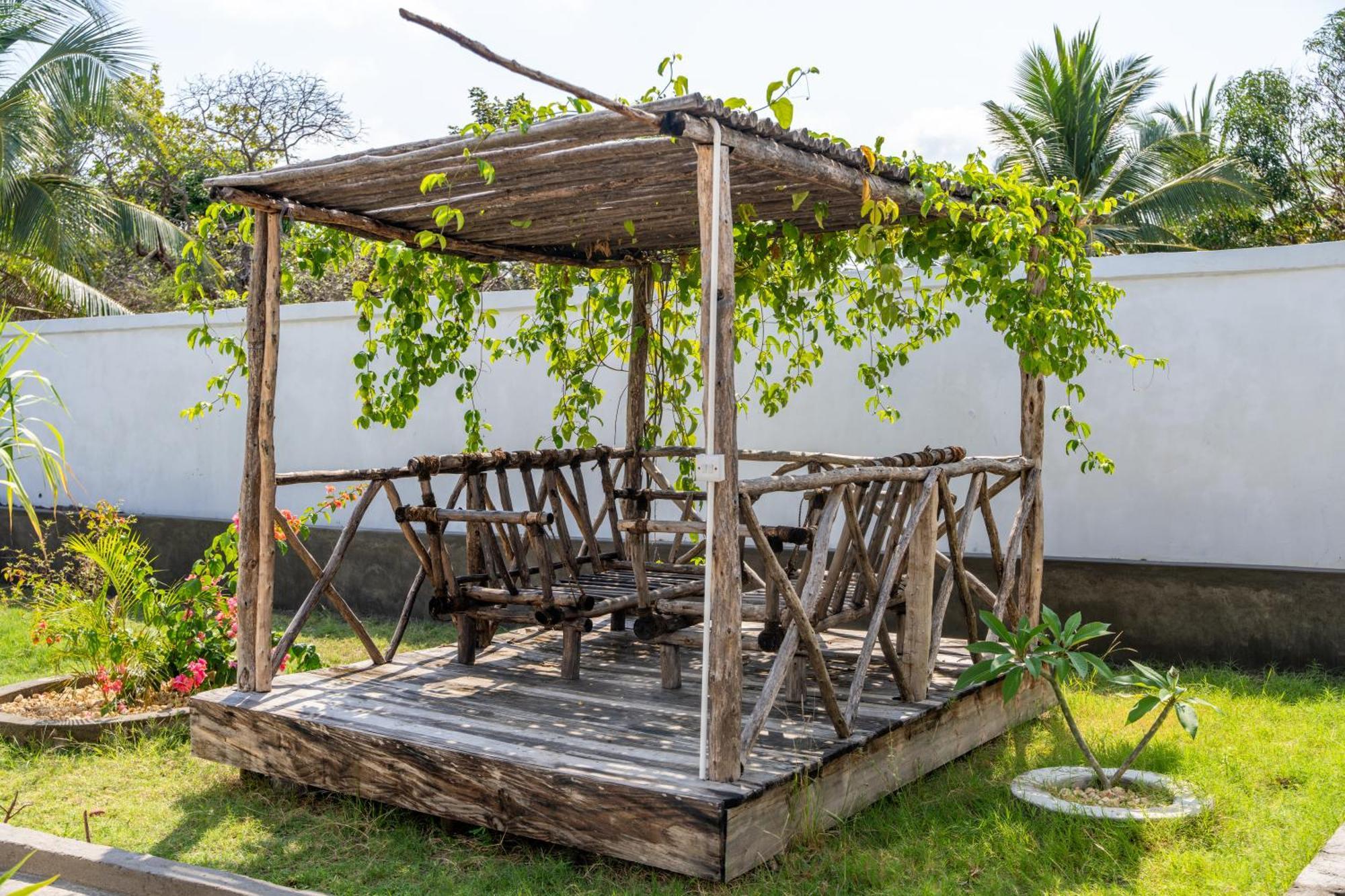 Mafia Island Bungalows Utende Экстерьер фото