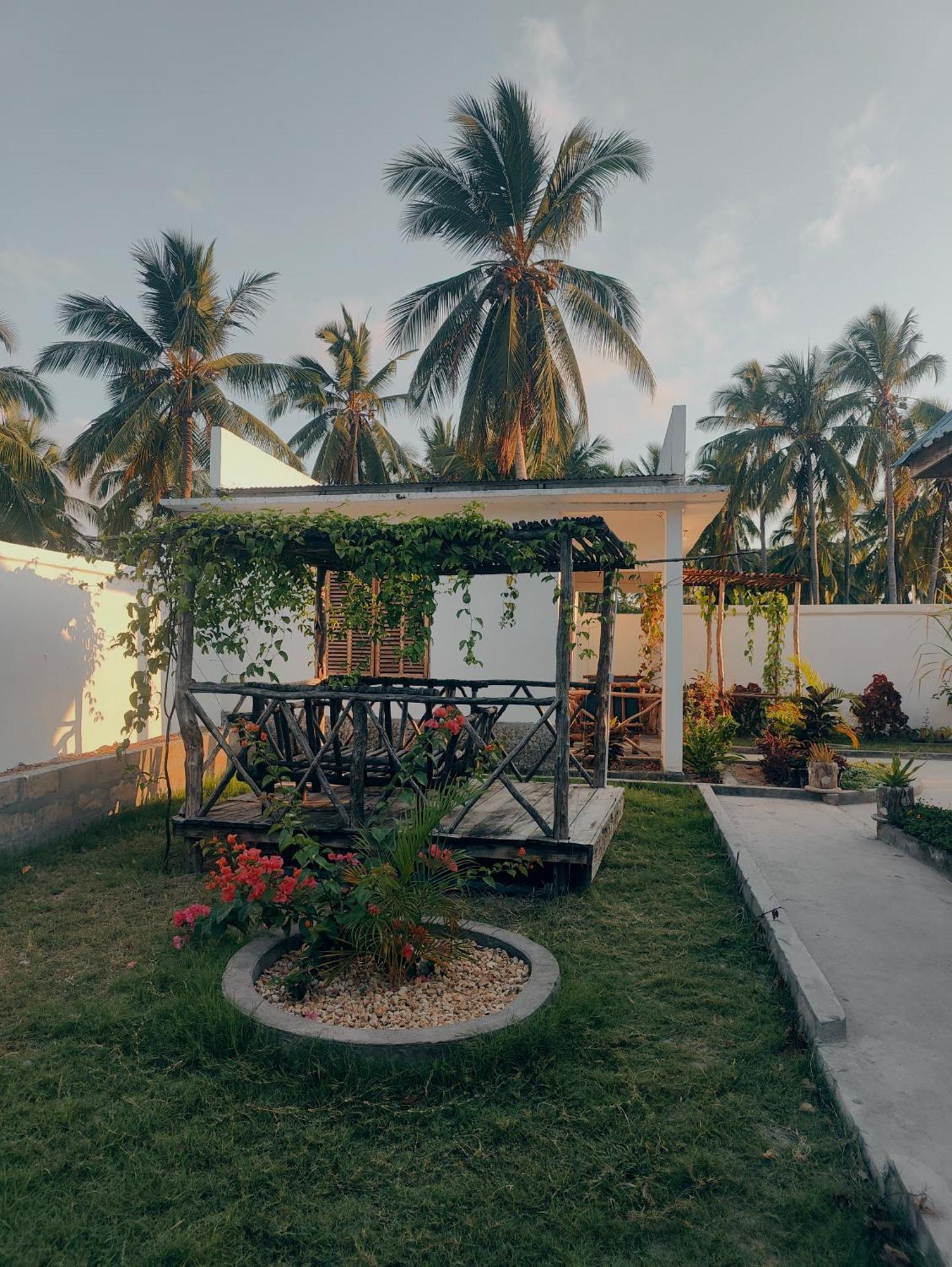 Mafia Island Bungalows Utende Экстерьер фото