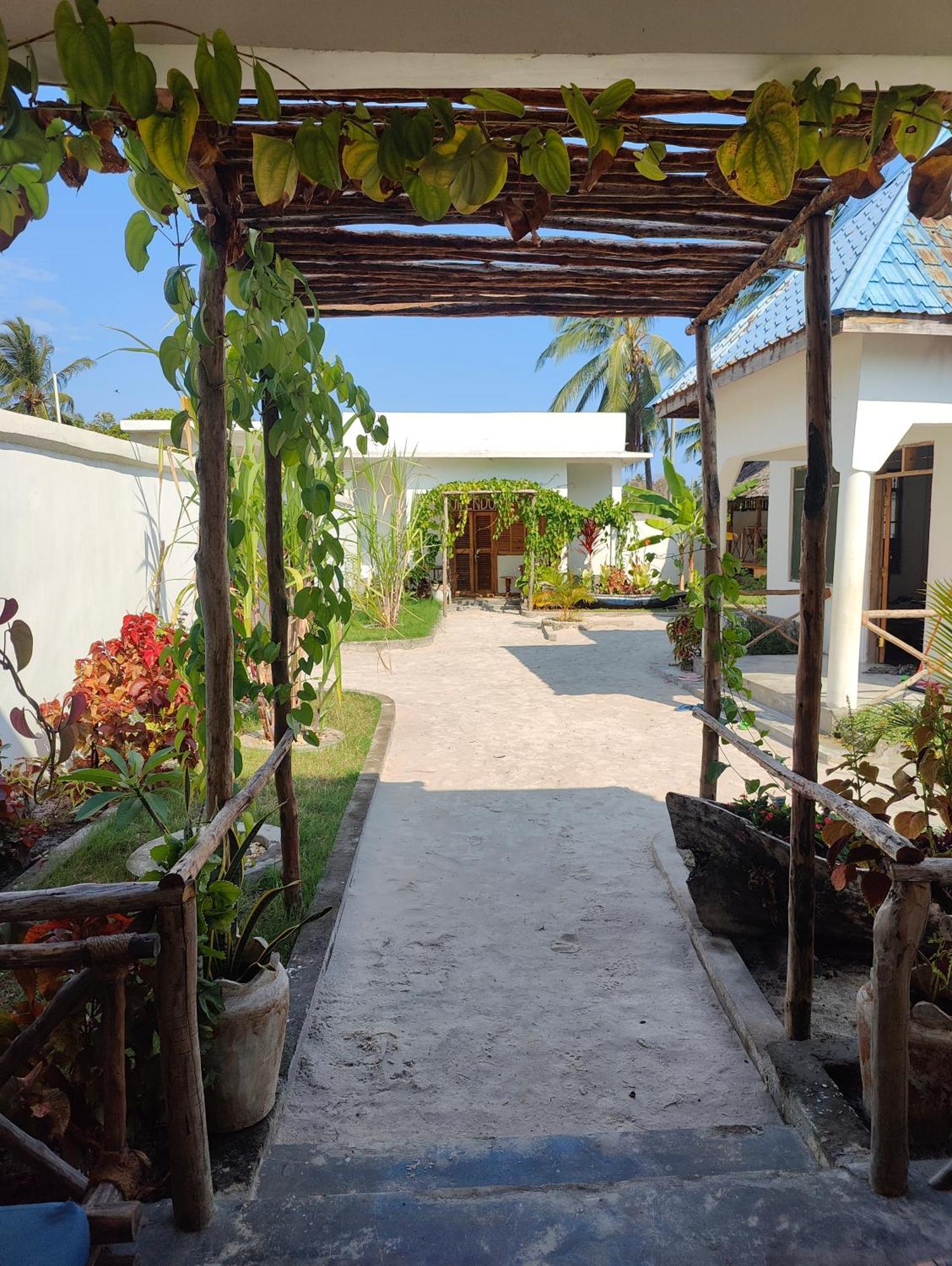 Mafia Island Bungalows Utende Экстерьер фото
