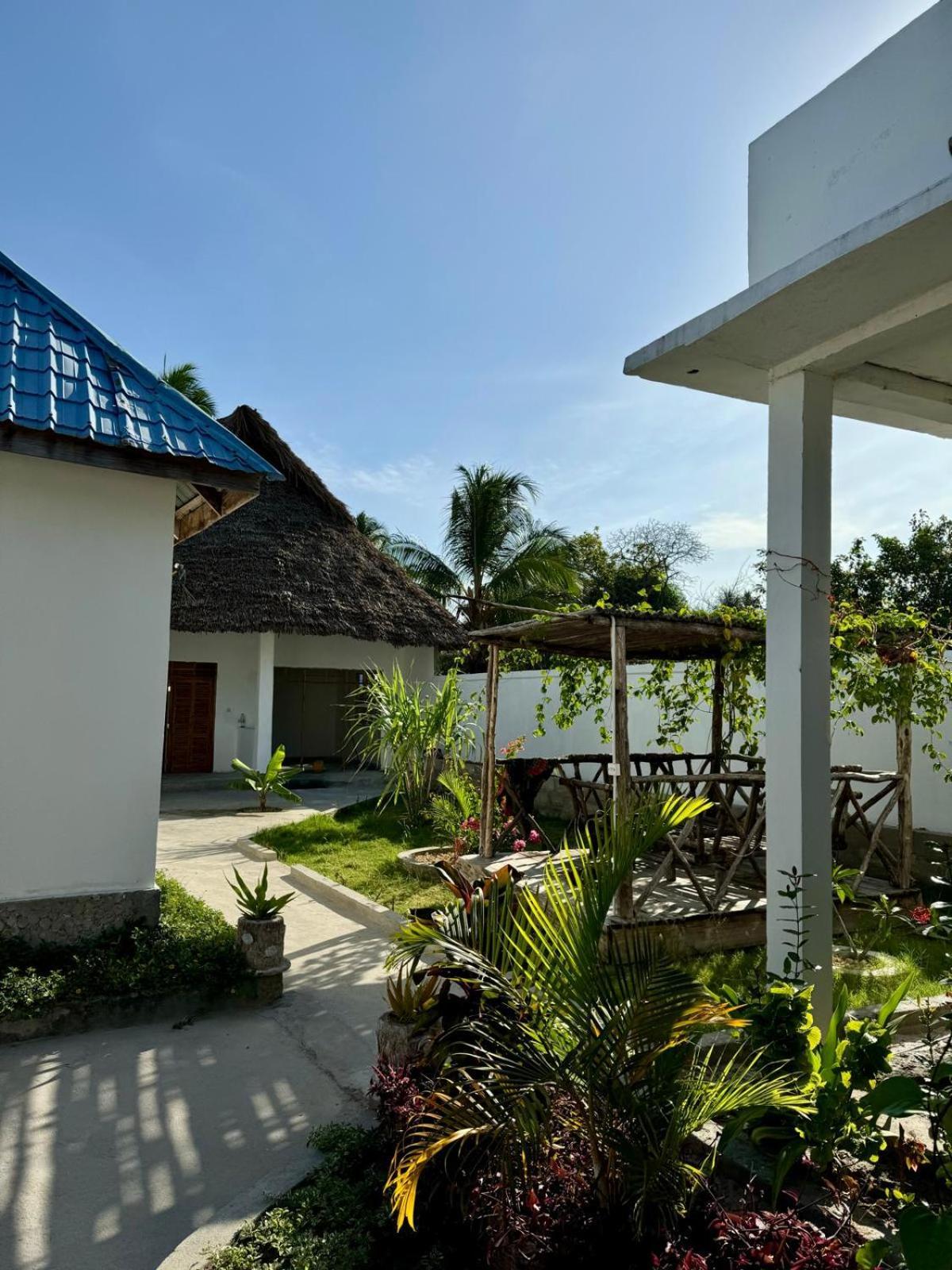 Mafia Island Bungalows Utende Экстерьер фото